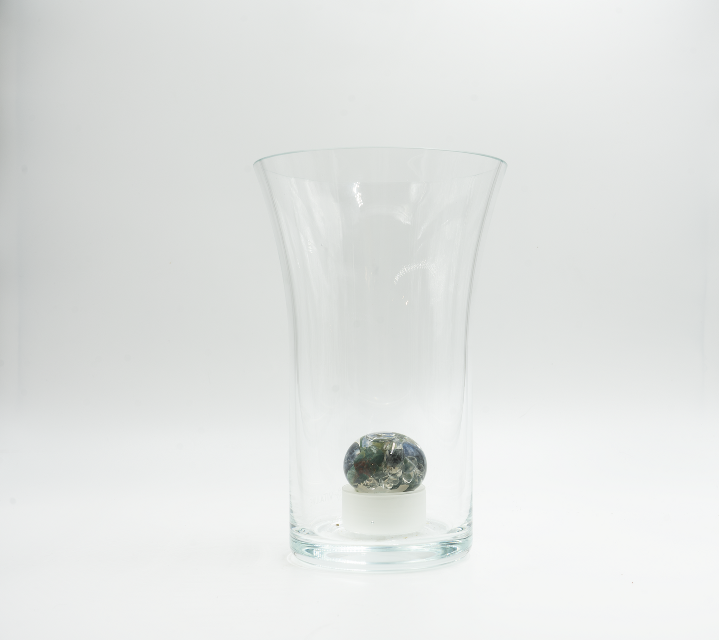 VitaJuwel Flora flower vase with gemstone pod—featuring Moss Agate, Sodalite, and Clear Quartz in elegant hand-blown glass.