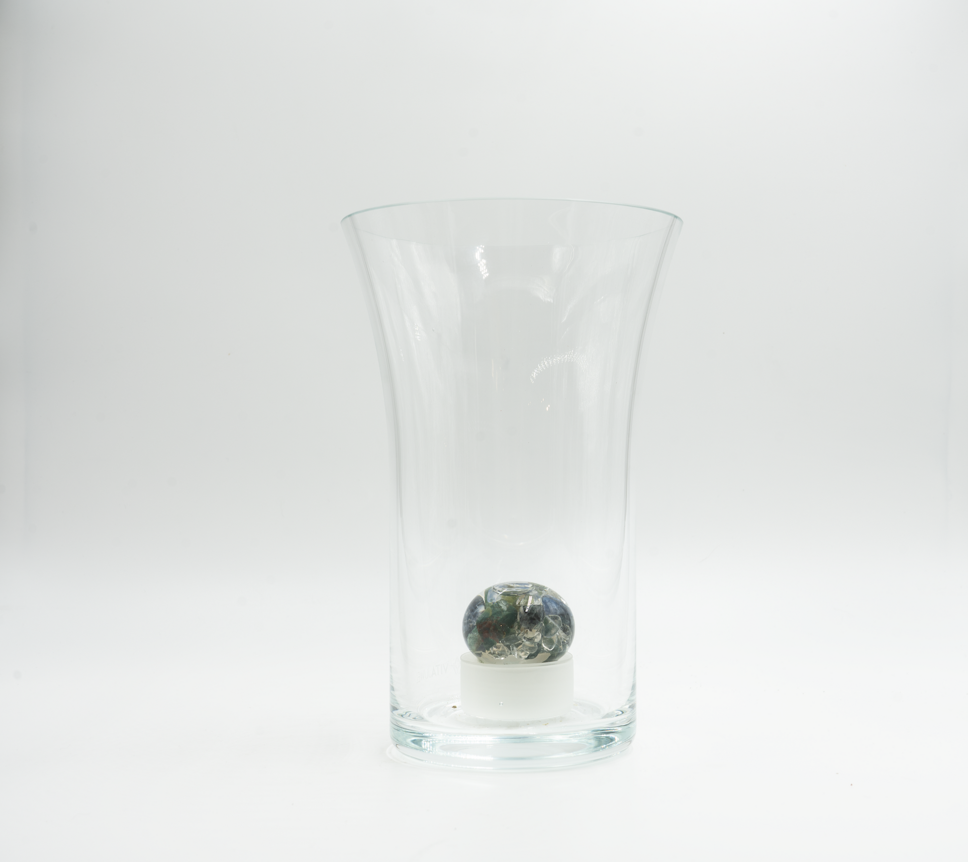 VitaJuwel Flora flower vase with gemstone pod—featuring Moss Agate, Sodalite, and Clear Quartz in elegant hand-blown glass.