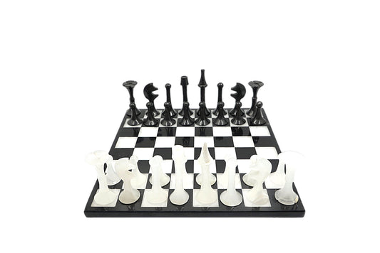 Sculptural hand-carved black onyx and white onyx chess board and its pieces